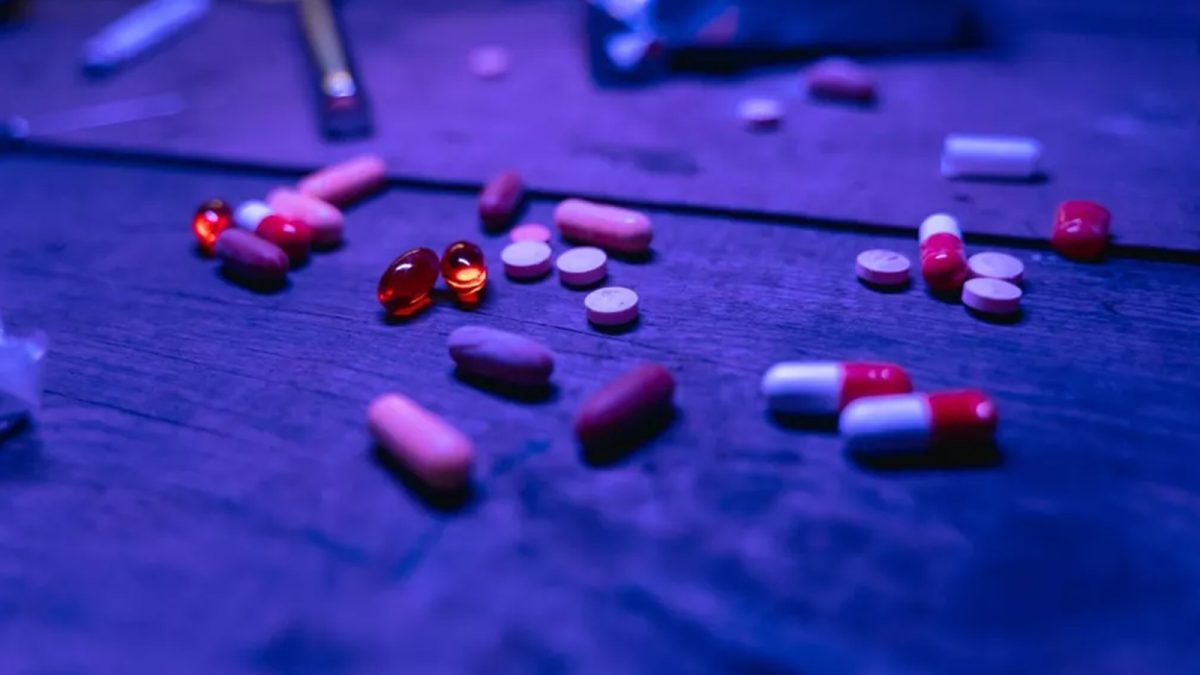 Noile substanțe psihoactive de pe piața din Iași imită drogurile de mare risc. Sunt prelucrate în „laboratoare clandestine” și creează dependență