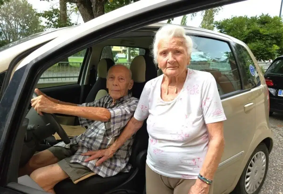 Surprinzător! Iată ce răspuns a primit acest pensionar de 100 de ani, după ce s-a dus să își reînnoiască permisul de conducere