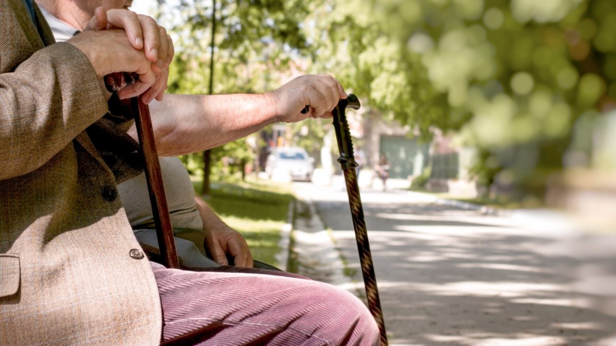 Pensionarii cu probleme medicale vor primi un ajutor de la stat! Iată când intră în vigoare noua lege