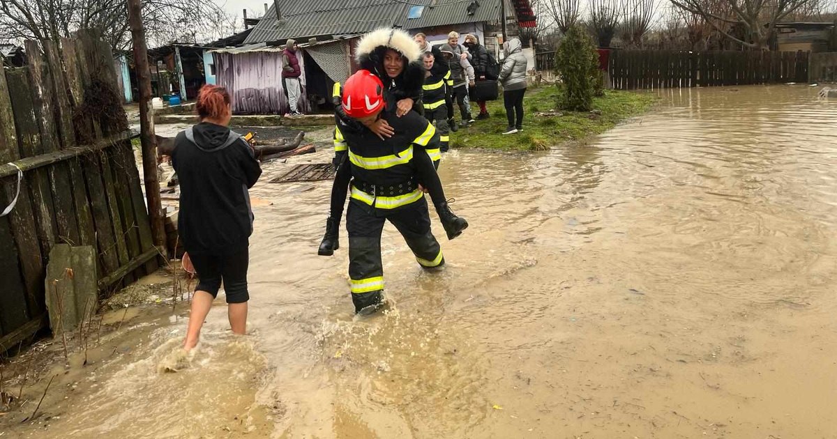 Au fost evacuate peste 6.000 de persoane, după ce ciclonul Ashley a făcut prăpăd în România. Alte câteva sute au refuzat să-și părăsească casele