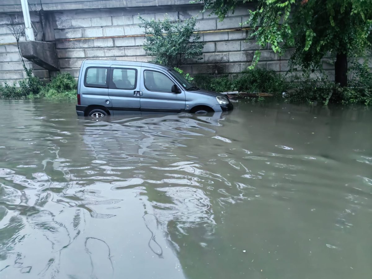 Iaşul este din nou blocat din cauza ploilor și lucrărilor! Șoferii așteaptă zeci de minute în trafic, iar mijloacele de transport în comun circulă cu dificultate – UPDATE