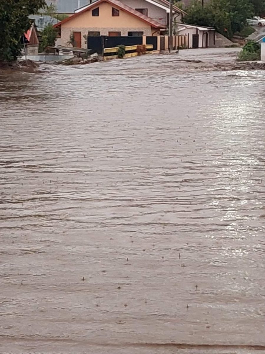 Ploi torențiale de 165 l/mp la granița județelor Vaslui și Galați: Cod roșu de inundații emis pentru râurile Siret și Prut