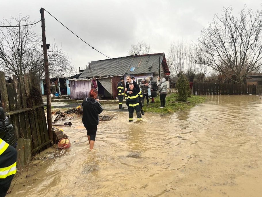 Mobilizare de forțe la Iași. Peste 400 de pompieri au intervenit în misiune