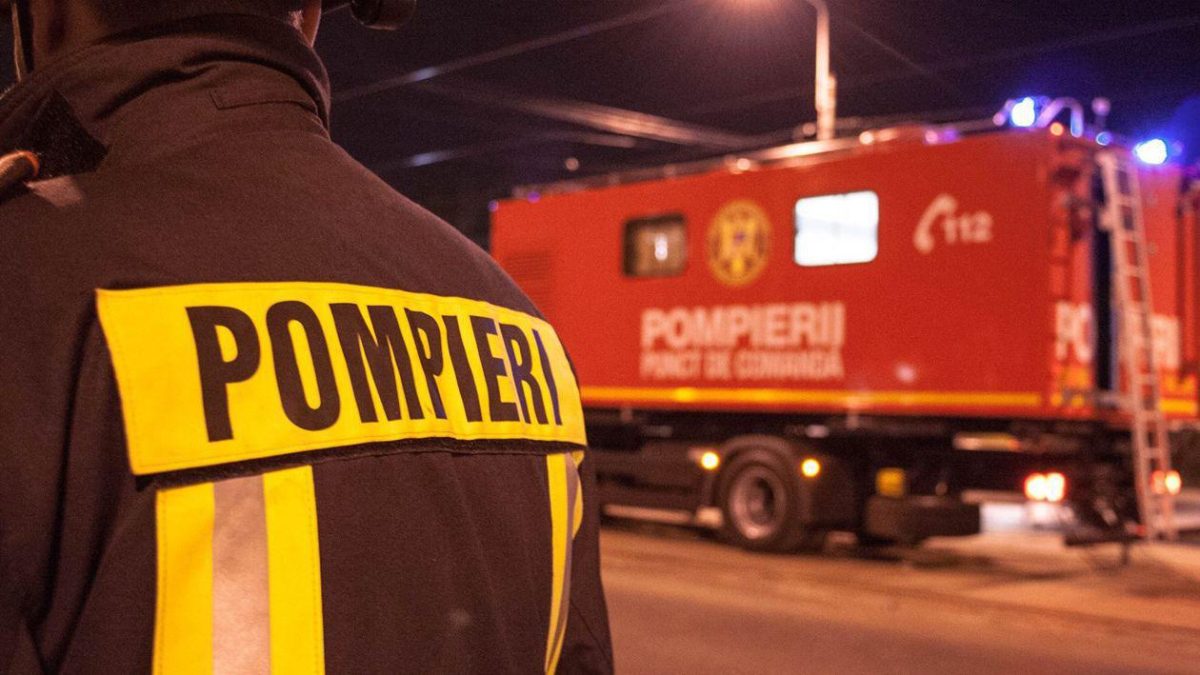 Un grup de copii care se jucau cu focul a provocat un incendiu masiv într-un depozit din Vrancea. Pompierii au intervenit timp de 13 ore pentru a stinge flăcările