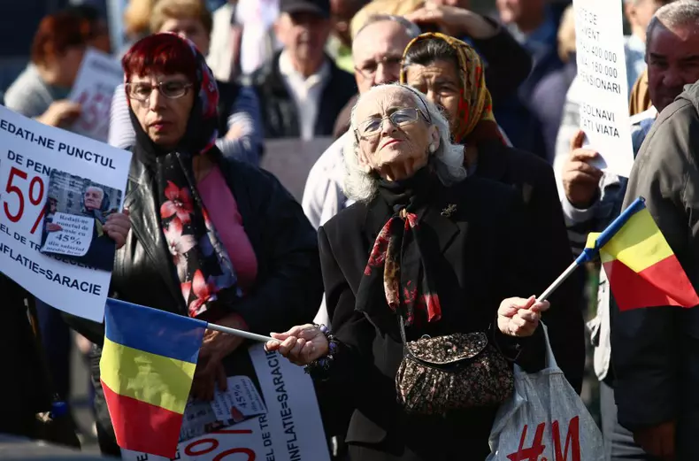 Ceferiștii au ieșit în stradă. Protestatarii sunt furioși după recalcularea pensiilor