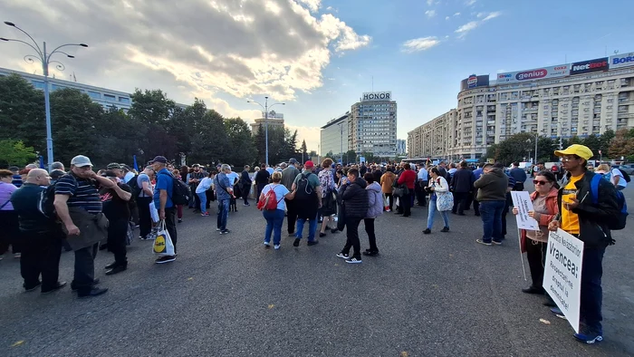 Protest în Piața Victoriei din București. Nevăzătorii sunt nemulțumiți din cauza diminuării pensiilor
