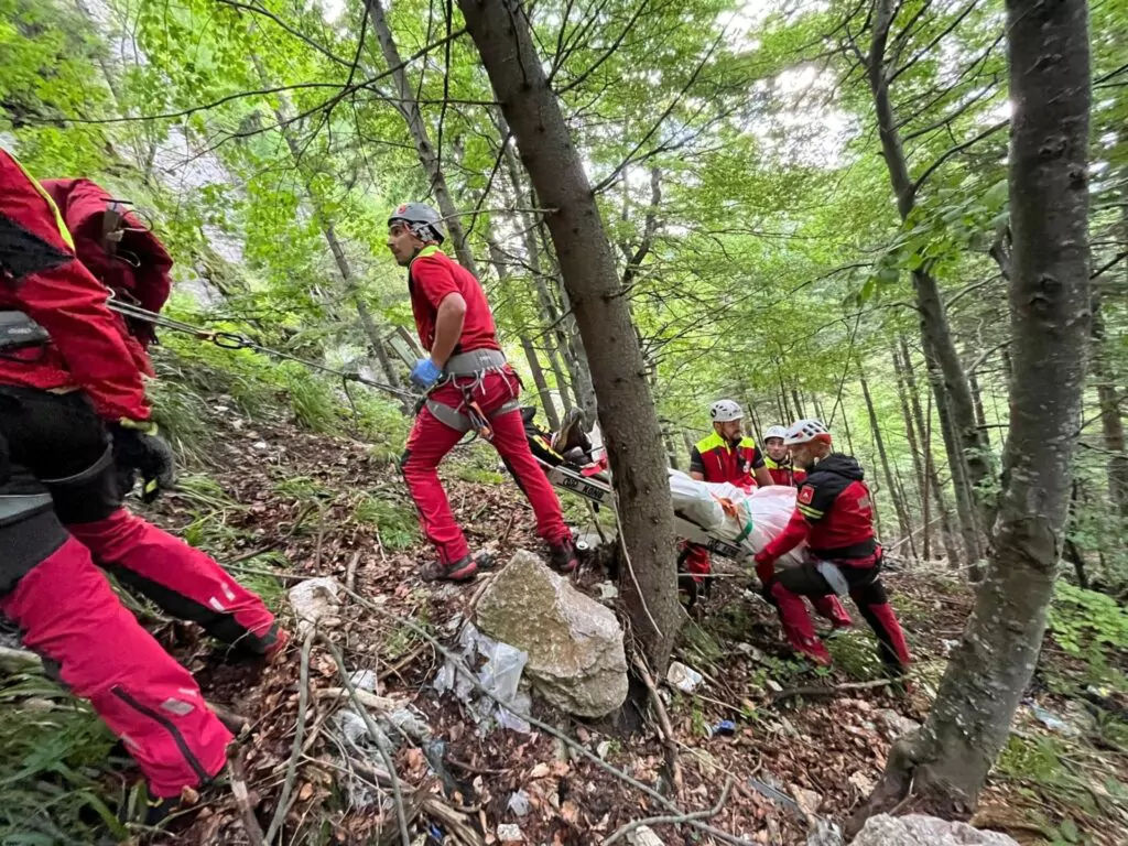 Salvamont a intervenit în munții Bucegi pentru salvarea a doi turiști epuizați