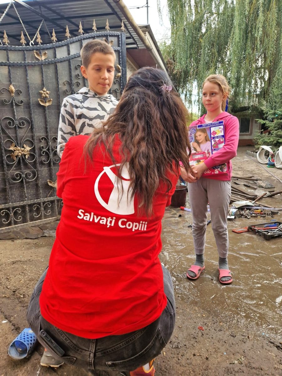 Aproape 2.000 de copii au nevoie urgentă de ajutor, deoarece inundațiile severe le-au afectat în mod semnificativ locuințele, familiile și școlile