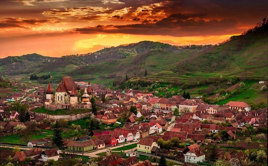 Un sat celebru din România a fost inclus în Patrimoniul UNESCO. Turiștii iau cu asalt zona