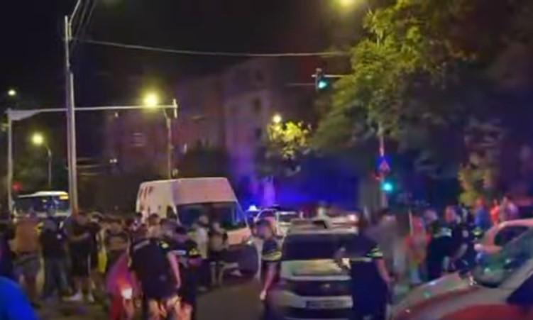 Confruntare violentă pe străzile din Bacău. Trei persoane înjunghiate după un conflict în trafic