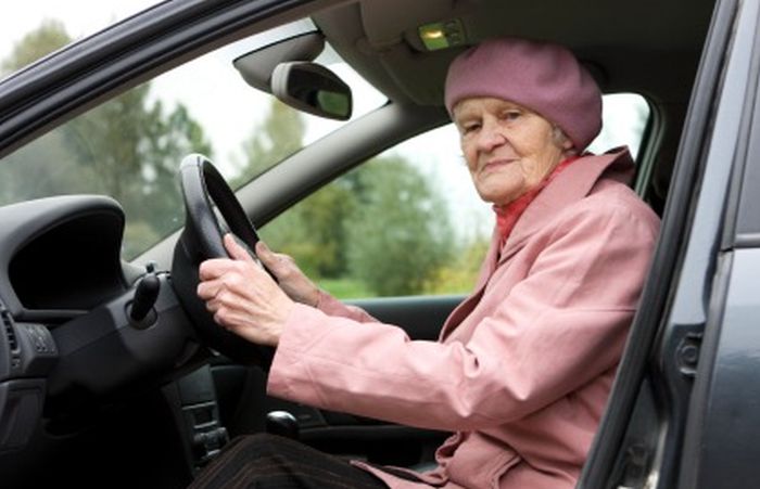 Se va anula permisul de conducere de la o anumită vârstă! Ce zice legislația română și ce cere UE