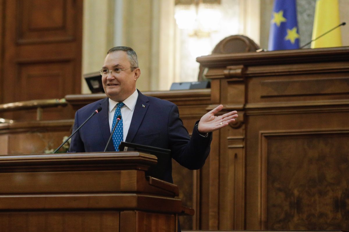 Senatul României și Nicolae Ciucă cheltuie sute de mii de lei pe butoni cu pietre semiprețioase, serviete din piele naturală și eșarfe personalizate
