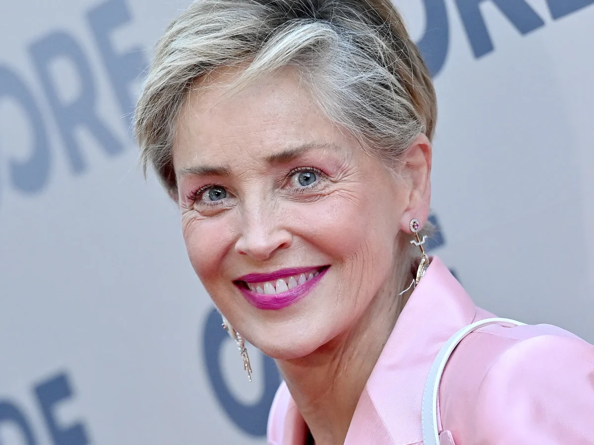 Sharon Stone s-a filmat la piscină. Actrița de 66 de ani a mutat scenele din „Basic Instinct” la ea acasă