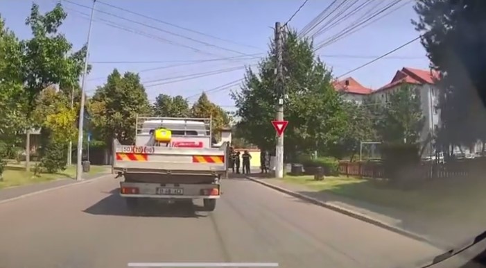 Cât de slab pregătiți sunt polițiștii români? L-au certat pe un șofer care circula corect, spunându-i să intre pe contrasens: ”Așa e legislația rutieră! ” – VIDEO