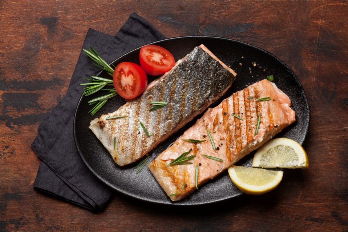 Rețete delicioase și sănătoase. Somon la grătar pentru un prânz rapid și nutritiv