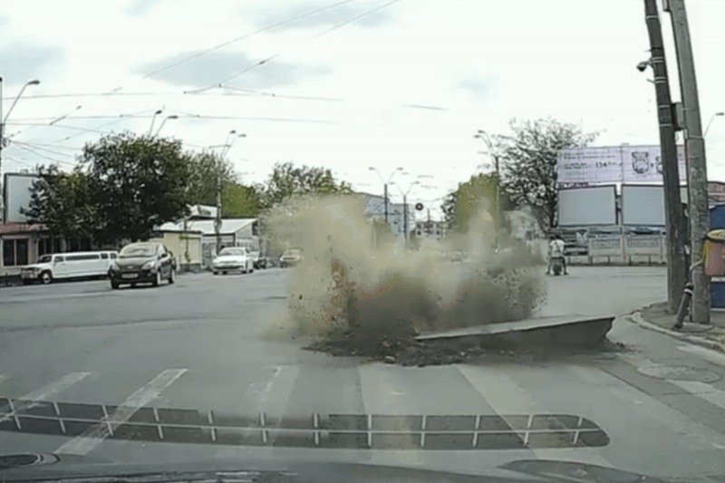 O țeavă de gaze a explodat într-o intersecție din București. Momentul a fost surprins de o cameră de bord