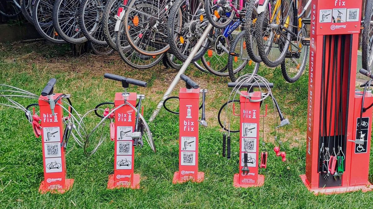 Cele 5 stații self-service pentru biciclete au fost montate în Iași. În cartierele Alexandru cel Bun și Podu Roș, se organizează ateliere de reparații și plimbări