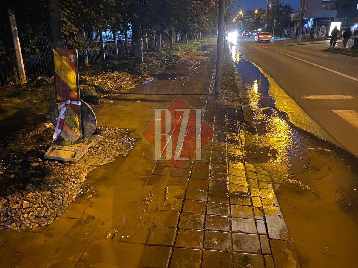 În urma unor lucrări, o stradă din municipiul Iași a fost inundată
