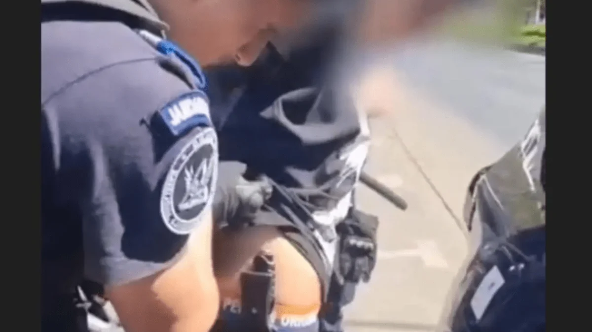 Un tânăr din Arad a fost arestat preventiv după ce a atacat un elev cu un briceag și l-a lovit cu piciorul în zona feței
