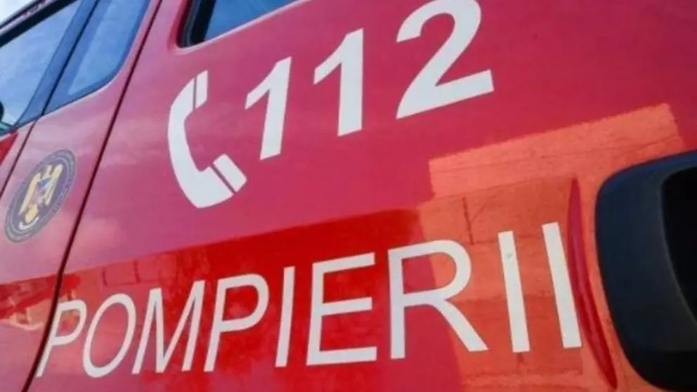 Momente de groază pentru un bărbat care a fost prins sub un tractor. Autoritățile au intervenit de urgență pentru a-l salva