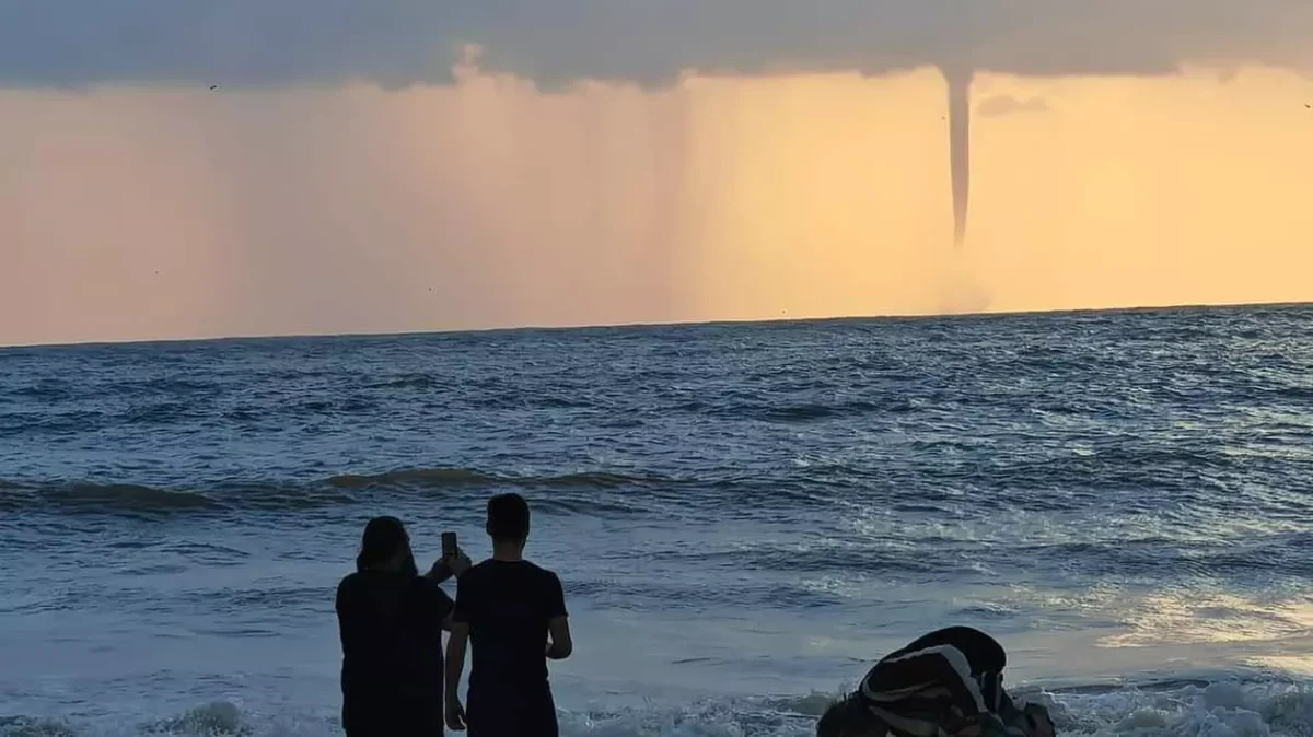 O trombă marină, cu aspect de tornadă, surprinsă de turişti în largul stațiunii Vama Veche – VIDEO