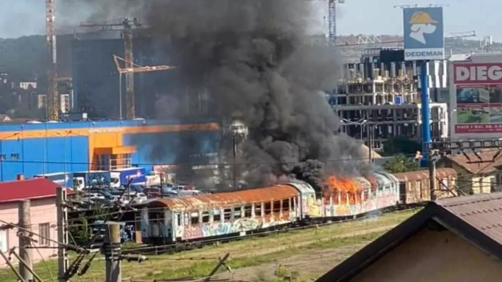 Incendiu în gara din Cluj! Un vagon dezafectat a luat foc, iar flăcările s-au extins la o magazie din apropiere – FOTO, VIDEO