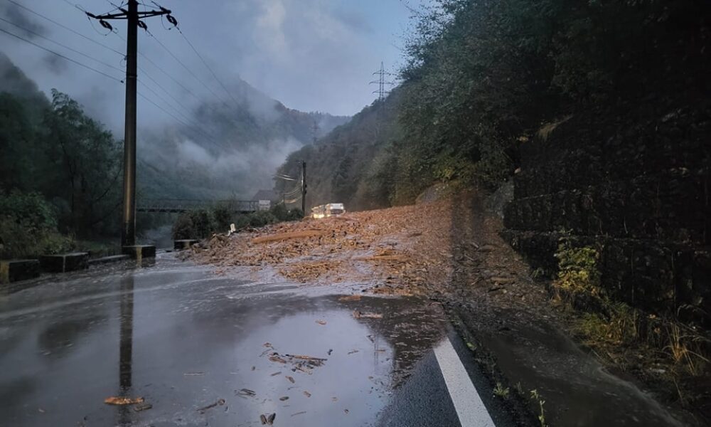 Valea Oltului a fost închisă din cauza unei alunecari de teren. A fost deviat traficul rutier