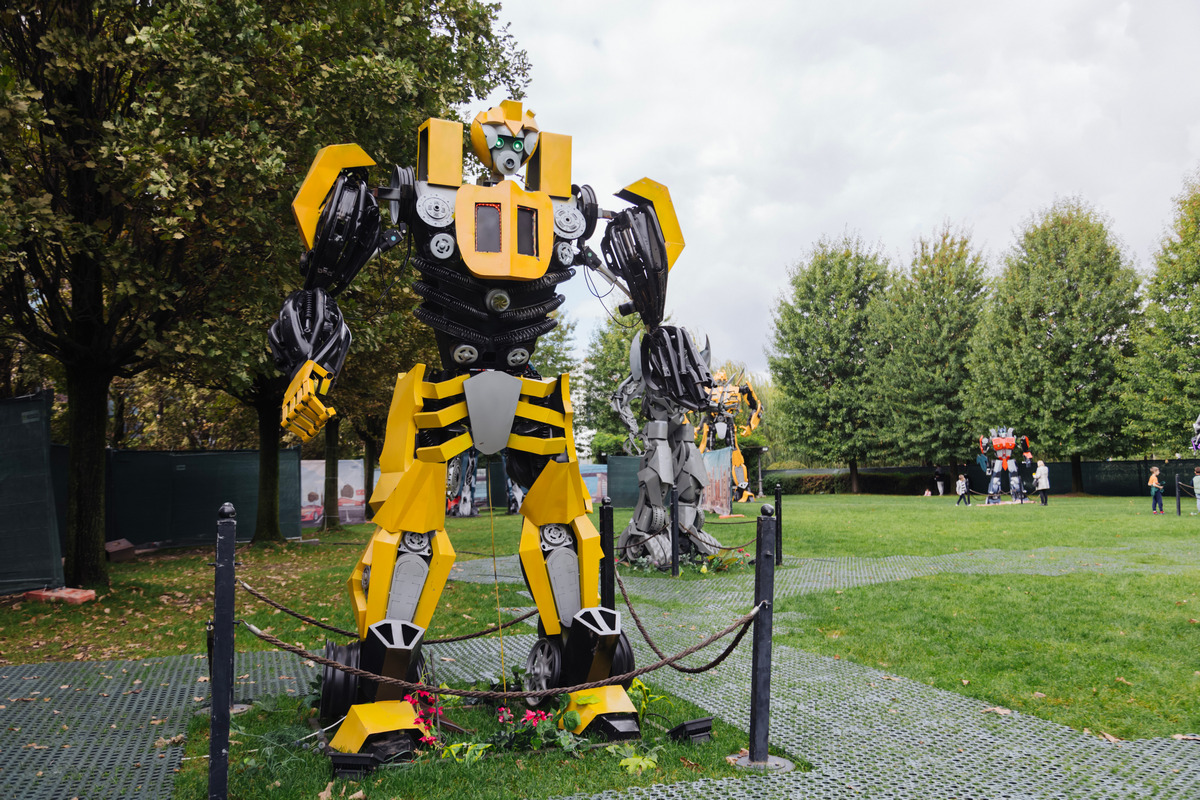 GALERIE FOTO: Sute de clujeni au vizitat expoziția „Transform Robots Alive”. Roboții animatronici gigant te așteaptă în Iulius Parc, până pe 11 noiembrie!