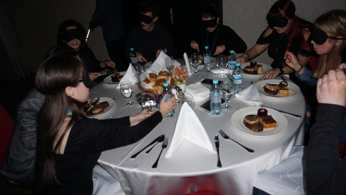 Reprezentanții unor primării din Iași iau cina pe întuneric la un hotel din Iași. Totul a fost pregătit de Asociația Nevăzătorilor din România