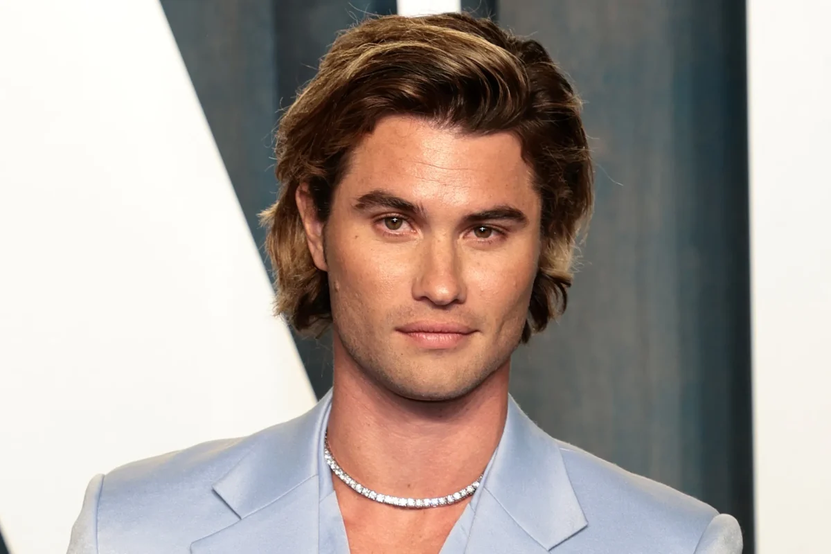 Starul Netflix Chase Stokes spune că succesul vine cu provocări: „Dacă ar fi nevoie, aș începe din nou”