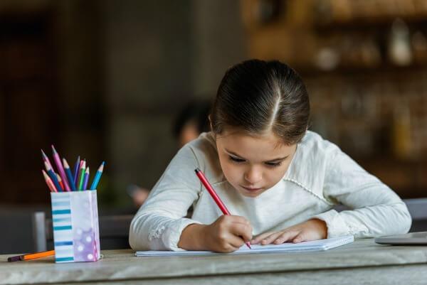 Cum se scrie corect „conform” sau „comform”? Cea mai frecventă greșeală gramaticală din limba română!