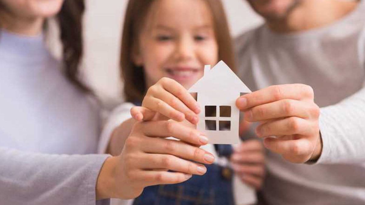 Aproape 300 de copii din Iași își doresc să fie adoptați de o familie. Cât durează procesul și care sunt pașii