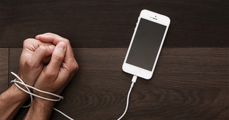Trucuri sugerate de știință pentru a reduce dependența de telefon! O boală nouă a omului modern!