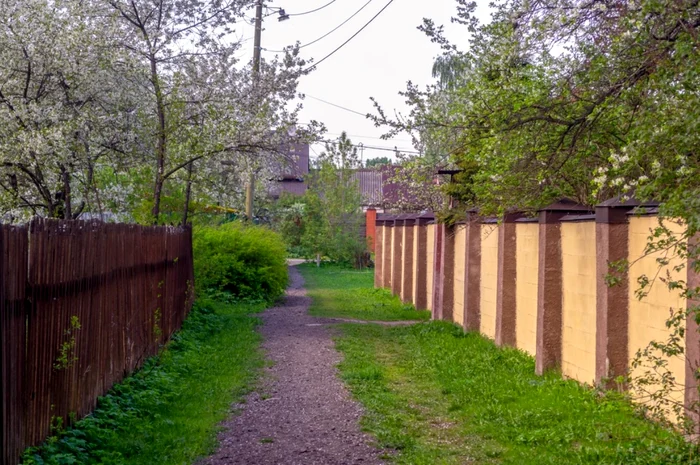 Amenzi usturătoare pentru românii care locuiesc la curte dacă fac această greșeală! Legea este foarte aspră