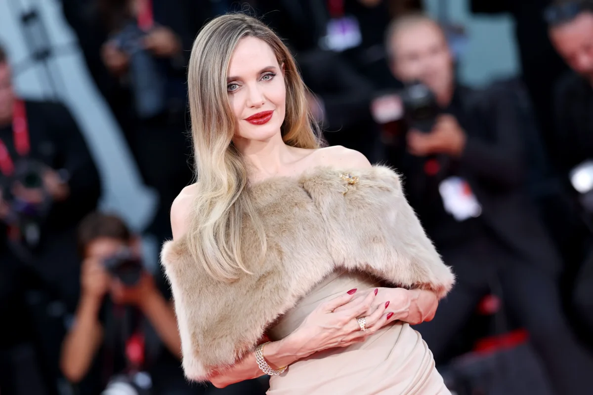 Angelina Jolie, fotografiată semnând un afiș cu chipul fostului ei soț. Ce a spus despre divorțul de Brad Pitt