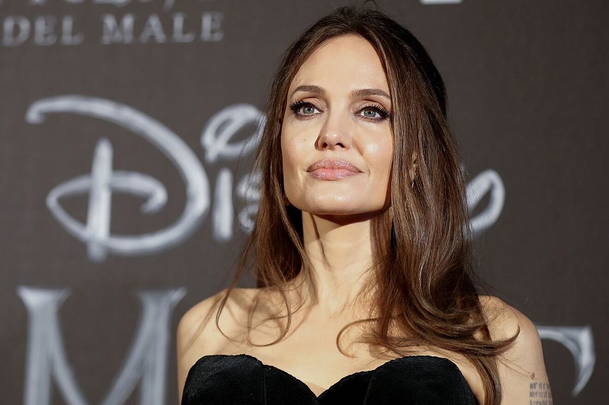Angelina Jolie, alături de un tânăr misterios. Cei doi au fost surprinși împreună la un restaurant din New York