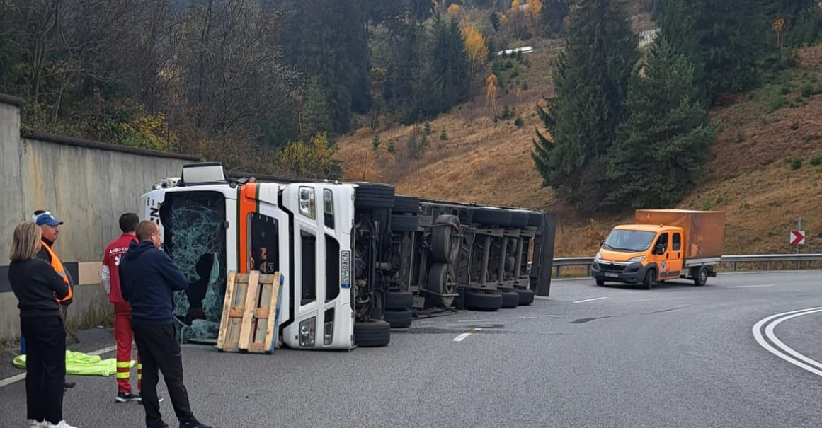Accident rutier în Pasul Mestecăniș: Un autotren răsturnat blochează parțial traficul