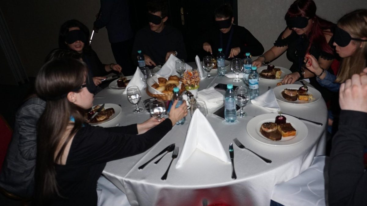 Reprezentanții unor primării din Iași au luat cina pe întuneric la un hotel din Iași. Totul a fost pregătit de Asociația Nevăzătorilor din România