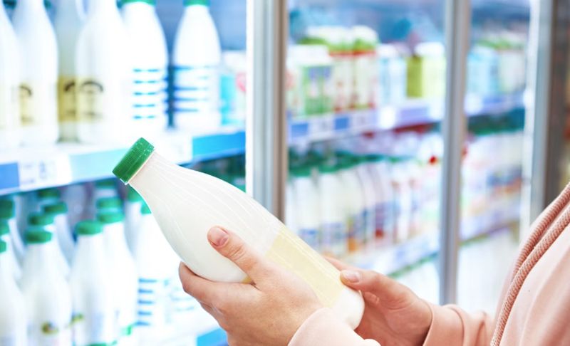 Cu cât s-a scumpit laptele din cauza secetei! Vor crește prețurile și la alte produse lactate