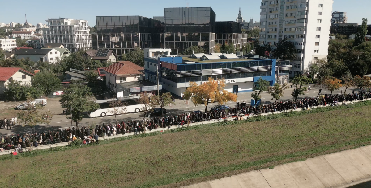 Imagini spectaculoase, filmate din dronă. Pelerinii așteptă să se roage la moaștele Sfintei Parascheva – VIDEO