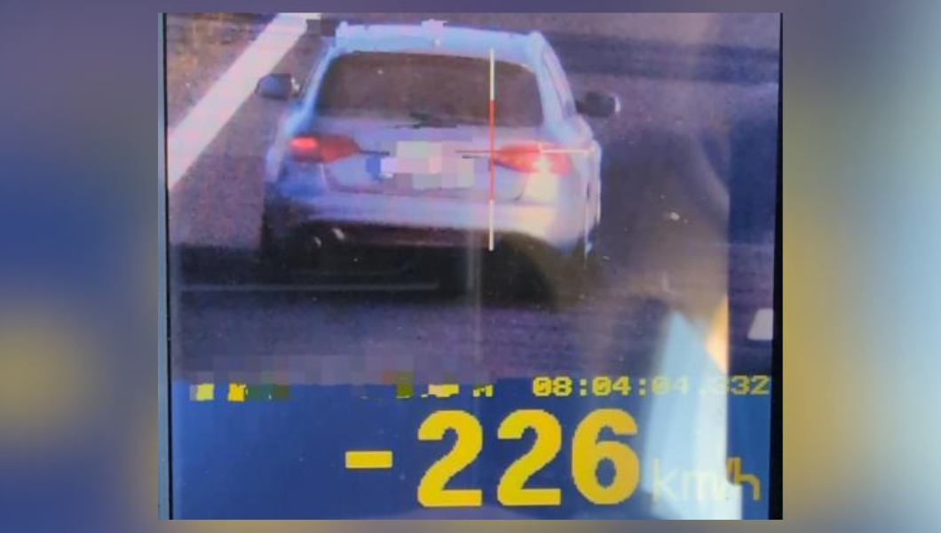 Un șofer și-a riscat viața conducând cu 226 km/h pe A4. Ce pedeapsă a primit de la polițiști