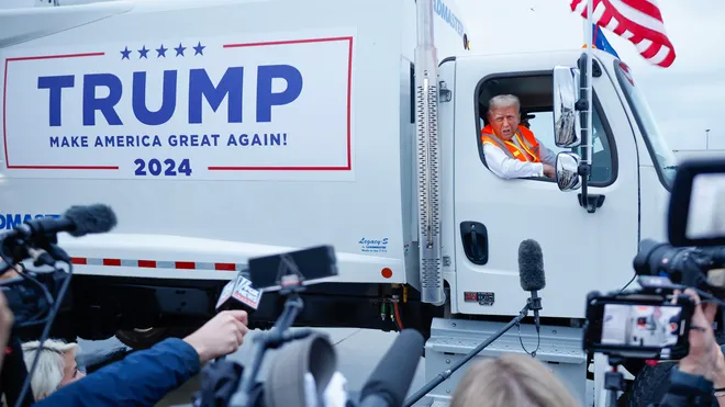 Strategia lui Donald Trump atrage atenția: „Vă place camionul meu de gunoi? E dedicat lui Kamala și lui Joe Biden”