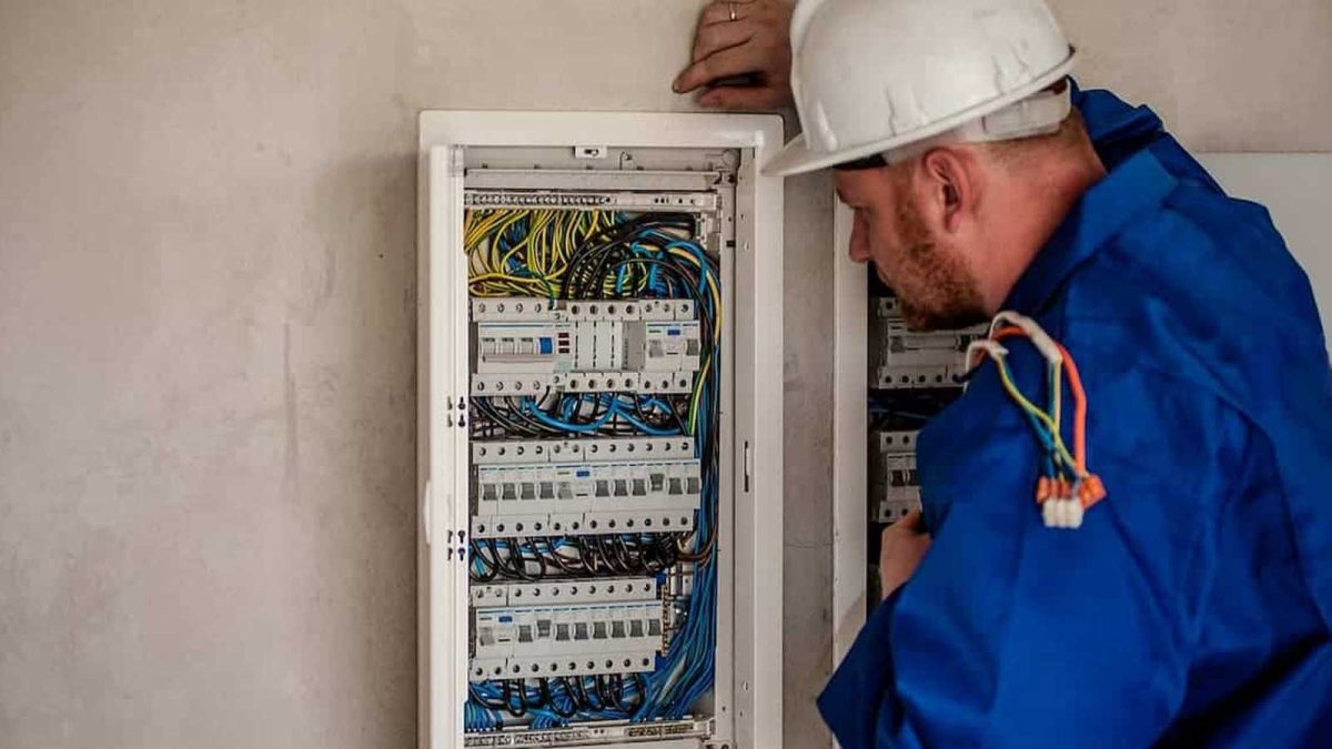 Salariul enorm pe care îl obține un electrician român în Olanda! Angajatorii caută români cu experiență