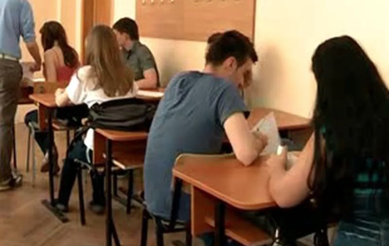 Elevii nu au voie cu tatuaje, piercinguri sau unghii vopsite strident! Se scade nota la purtare pentru fumat în școală