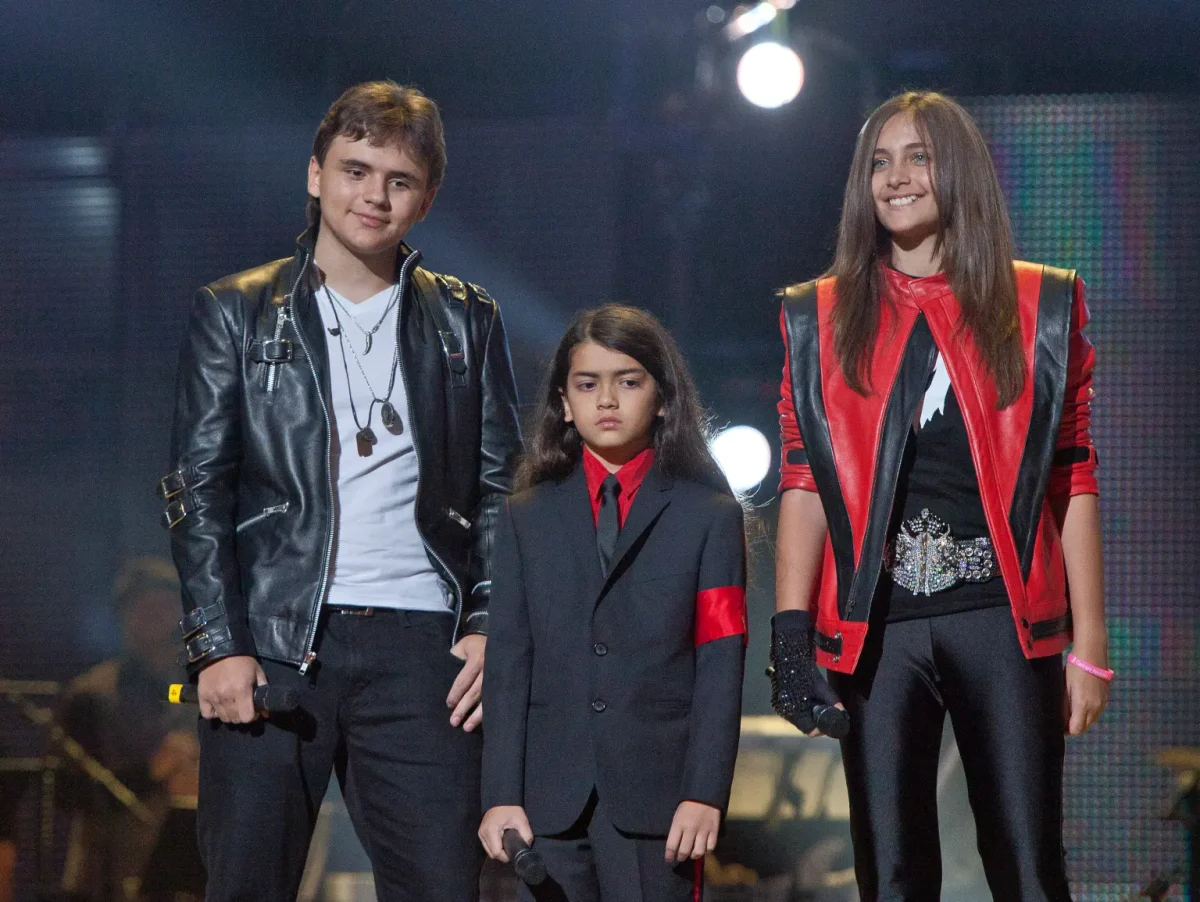 Cum arată fiul cel mic al regretatului Michael Jackson. Ajuns la vârsta de 22 ani, este rar văzut în public