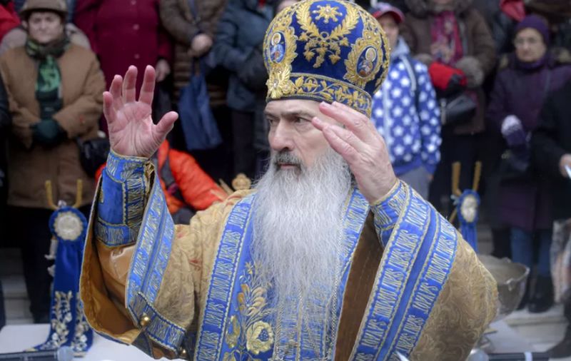 IPS Teodosie a găsit soluția cum te poți feri de deochi: ”Am făcut nişte cruciuliţe care poartă în ele agheasmă!“