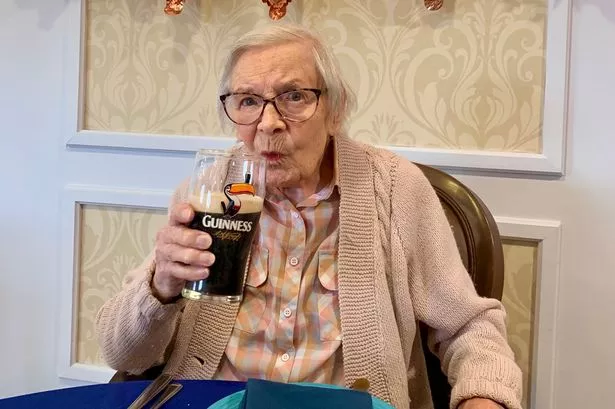 Secretul unei vieți lungi și fericite dezvăluit de o femeie de 105 ani: „Bea Guinness și nu te căsători”