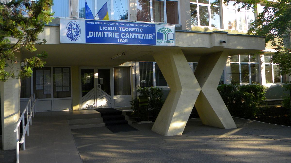 Liceul Teoretic „Dimitrie Cantemir” din Iași a fost decorat cu Ordinul Meritul pentru Învățământ, în grad de Cavaler