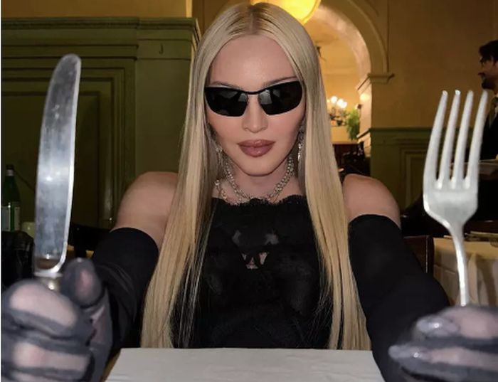 Cântăreața surprinde cu o nouă apariție controversată! Madonna s-a fotografiat dezbrăcată, mâncând supă! – FOTO