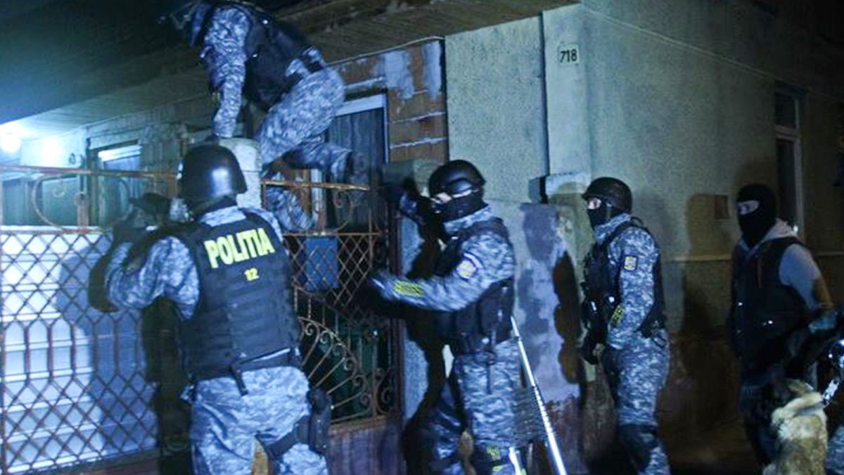 O elevă de 12 ani a fugit de la școală din Iași și a ajuns la Roman, în brațele iubitului ei de 19 ani, pentru o noapte. Mascații au descins: individul, arestat pentru viol